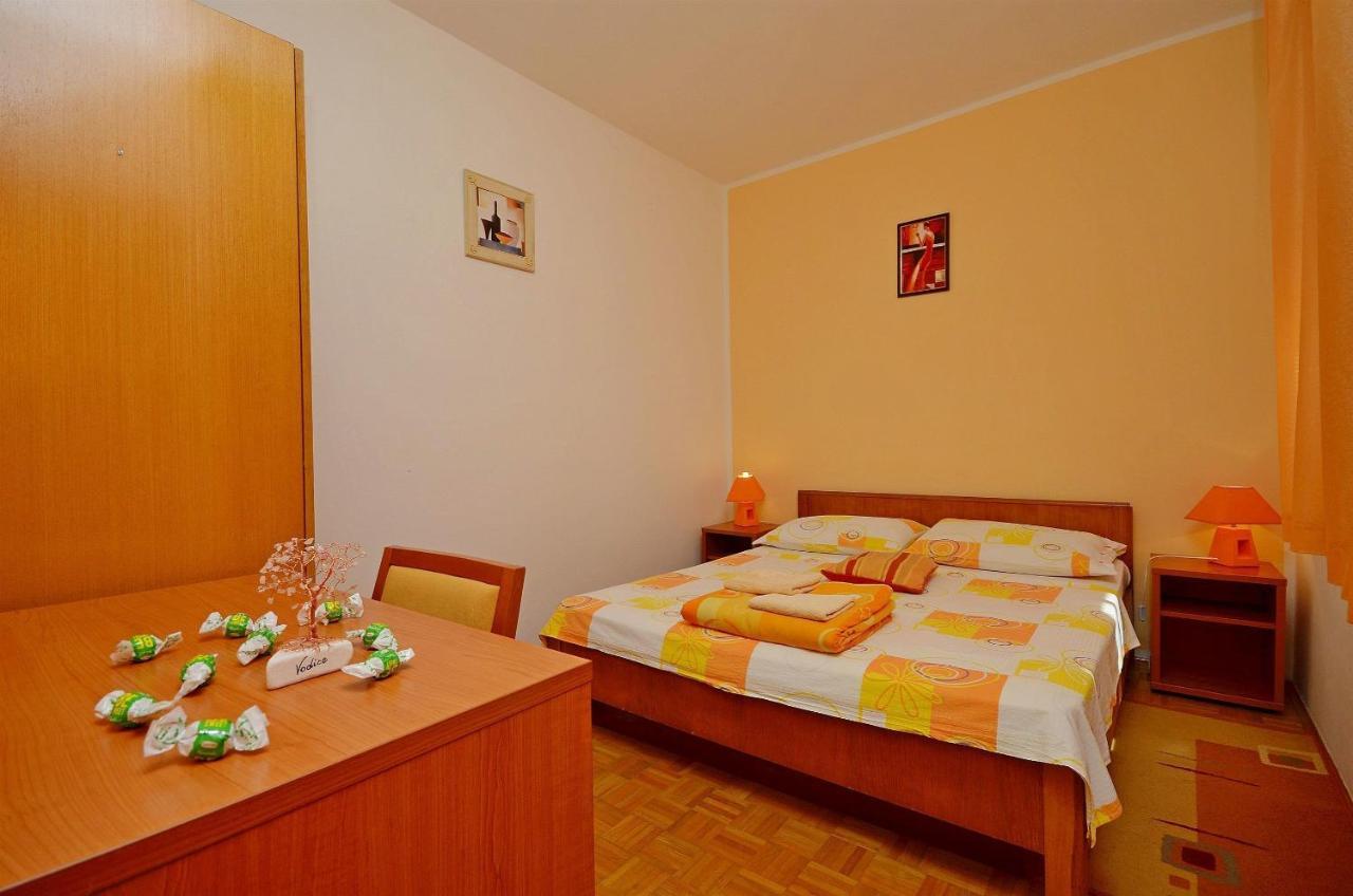 Apartment And Room Ivica Vodice Exterior foto